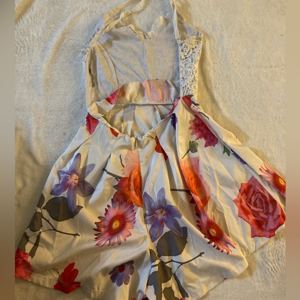 White backless romper with flowers. Brand: Gamiss size: small